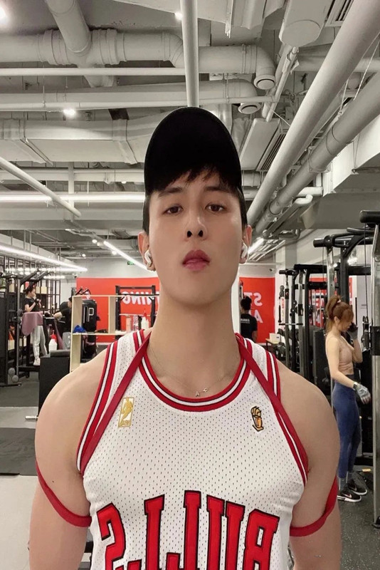 健身小哥颜值超帅