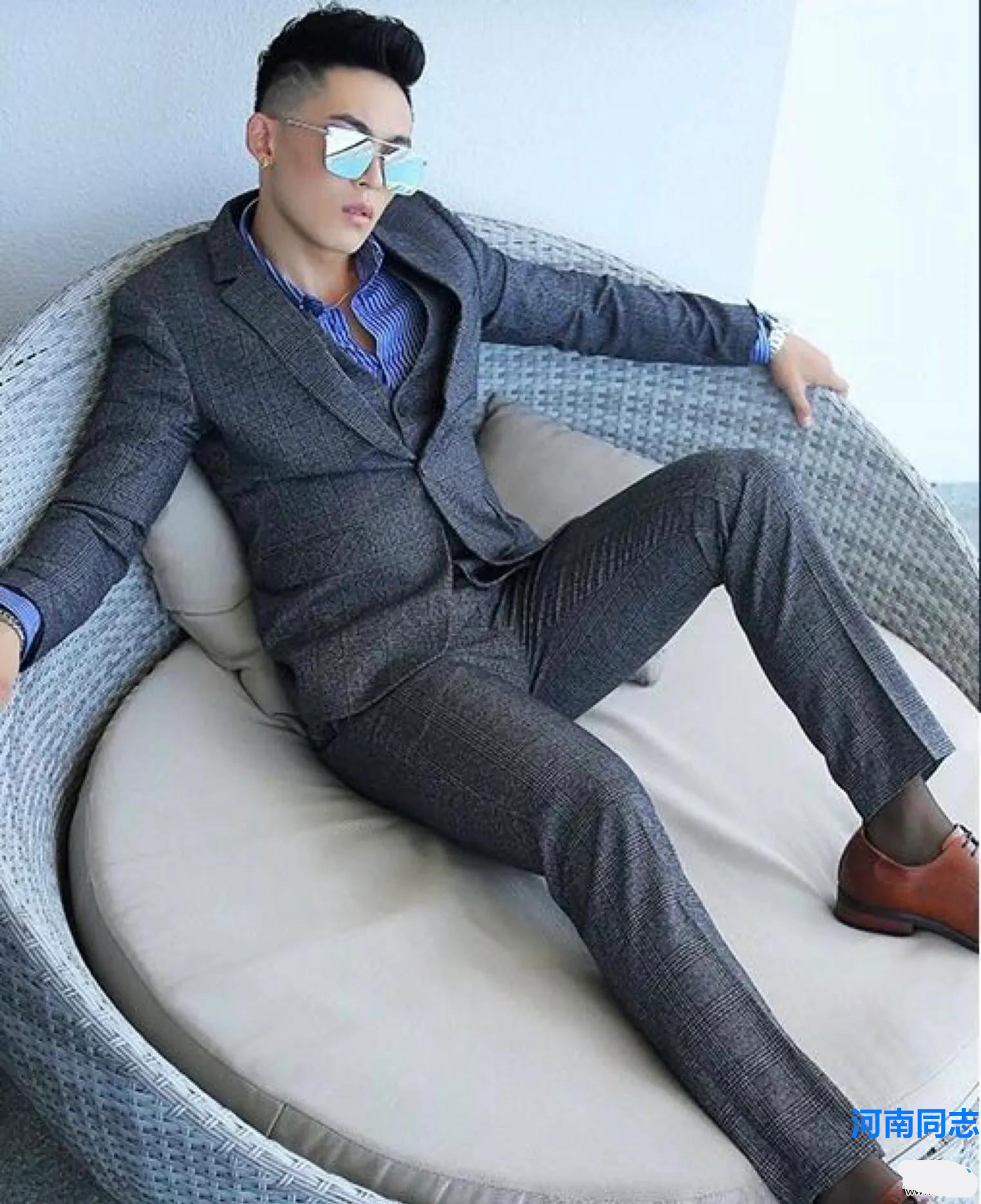 穿西装的小哥哥是不是很帅