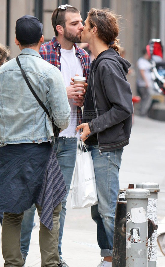 同性恋人街头热吻(图)